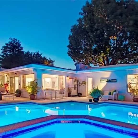 Stunning Victoria Park Pool Home *local shuttle* - Image 1