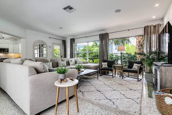 Stunning Victoria Park Pool Home *local shuttle*